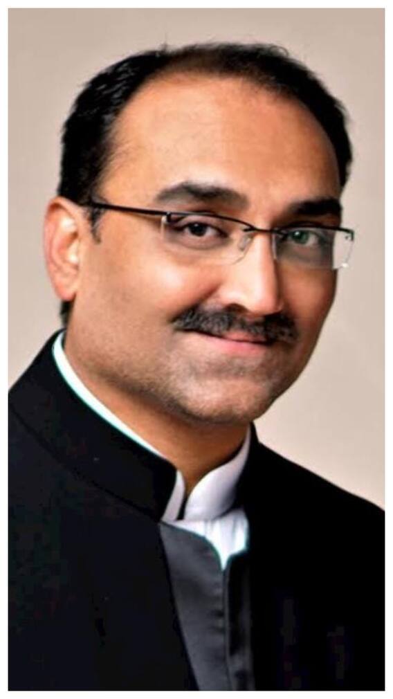 जानिए कितने करोड़ों की संपत्ति के मालिक हैं आदित्य चोपड़ा