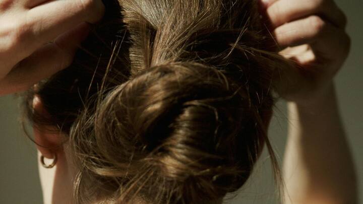 தலைமுடி பிரச்சனையில் ஏராளமானது இருக்கும். அதில் தலைமுடி வெடிப்பும் ஒன்று. தலைமுடி வெடிப்பு எதனால் ஏற்படுகிறது என்று காணலாம்.