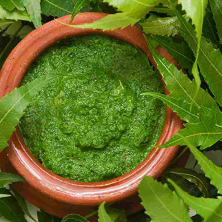 ਪਸੀਨੇ ਦੀ ਬਦਬੂ ਤੋਂ ਬਚਣ ਲਈ ਨਿੰਮ ਦੀਆਂ ਪੱਤੀਆਂ ਦੇ ਪਾਣੀ ਨਾਲ ਇਸ਼ਨਾਨ ਕਰੋ। ਨਿੰਮ ਦੀਆਂ ਪੱਤੀਆਂ ਵਿੱਚ ਐਂਟੀਬੈਕਟੀਰੀਅਲ ਗੁਣ ਹੁੰਦੇ ਹਨ ਜੋ ਪਸੀਨੇ ਦੇ ਬੈਕਟੀਰੀਆ ਨੂੰ ਵਧਣ ਤੋਂ ਰੋਕਦੇ ਹਨ। ਇਸ ਤੋਂ ਇਲਾਵਾ ਗਰਮੀਆਂ 'ਚ ਚਮੜੀ ਦੇ ਇਨਫੈਕਸ਼ਨ ਤੋਂ ਵੀ ਬਚਾਅ ਰਹੇਗਾ। ਨਹਾਉਣ ਵਾਲੇ ਪਾਣੀ 'ਚ ਗੁਲਾਬ ਜਲ ਮਿਲਾਓ। ਗੁਲਾਬ ਜਲ ਇੱਕ ਸੁਹਾਵਣਾ ਖੁਸ਼ਬੂ ਦੇਵੇਗਾ ਅਤੇ ਤੁਹਾਨੂੰ ਤਾਜ਼ਾ ਮਹਿਸੂਸ ਕਰੇਗਾ।