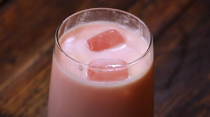 அடுத்தது ஒரு பெரிய கிளாஸில் ஐஸ் கட்டிகளை போட்டு அதில் தயாரித்த பால்கோவாவை சேர்க்கவும். அத்துடன் ஆறவைத்த ரோஸ் பாலை சேர்த்து கலக்க வேண்டும். அவ்வளவுதான் வெயிலுக்கு இதமான பால்கோவா ரோஸ் மில்க் தயார்.