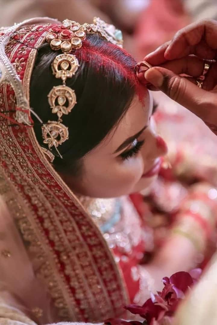 लगने लगे कि शादी की उम्र ढलने लगी है- जैसे ही कोई लड़की या लड़का 25 या 26 साल का होता है, उनके माता-पिता उन पर शादी करने का दबाव बनाना शुरू कर देते हैं. हालांकि, उम्र का शादी से कोई लेना-देना नहीं है. शादी के लिए मानसिक रूप से तैयार रहना चाहिए और उसके बाद ही किसी रिश्ते के लिए हां कहना चाहिए.