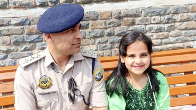 Amit Thakur Himachal Officer got his daughter Urvi Thakur admission government school in Shimla ANN हिमाचल के DSP अमित ठाकुर ने अपनी बेटी का दाखिला सरकारी स्कूल में करवाया, बताई वजह