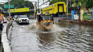 கோவையில் கனமழையால் சாலைகளில் தேங்கிய வெள்ள நீர் ; வாகன ஓட்டிகள் அவதி