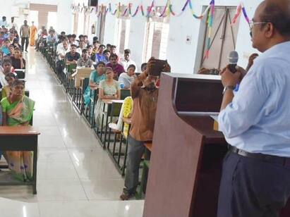 En kalloori kanavu program to guide higher education in Karur phase 2 - TNN அறிவியல் தொழில்நுட்பத்திற்கு ஏற்ப  திறனை வளர்த்துக்கொள்ளுங்கள் - மாணவர்களுக்கு கரூர் ஆட்சியர் அறிவுறுத்தல்