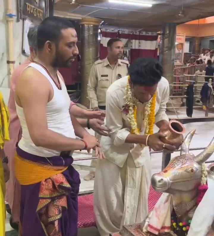 अभिनेता मनोज बाजपेयी की फिल्म भैया जी 24 मई को रिलीज हो रही है. इसके पहले उन्होंने भगवान महाकाल से आशीर्वाद ले लिया है. मीडिया से बातचीत के दौरान मनोज बाजपेई ने कहा कि भगवान महाकाल से उन्होंने क्या मांगा है? इस बारे में तो वे जानकारी नहीं देंगे, मगर भगवान महाकाल के दर्शन करने मात्र से उन्हें सुखद अनुभव की अनुभूति हुई है.