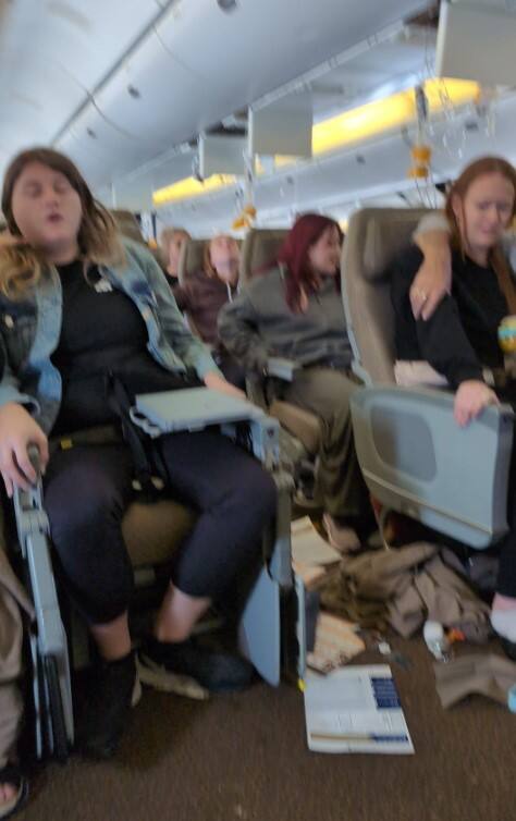 ઉડાન દરમિયાન એરક્રાફ્ટના હવાના દબાણ અને ગતિમાં અચાનક ફેરફાર થાય છે ત્યારે તેને એર ટર્બ્યુલન્સ કહેવામાં આવે છે. જેના કારણે પ્લેનને આંચકો લાગે છે અને તે હવામાં ઉપર-નીચે ફરવા લાગે છે.