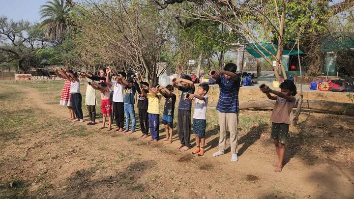 पूरा आयोजन साध्वी भुवनेश्वर पूरी द्वारा किया जा रहा है और उन्ही के द्वारा बच्चों को पढ़ाया जा रहा है. सहयोग संत समानंद गिरी द्वारा किया जा रहा है.