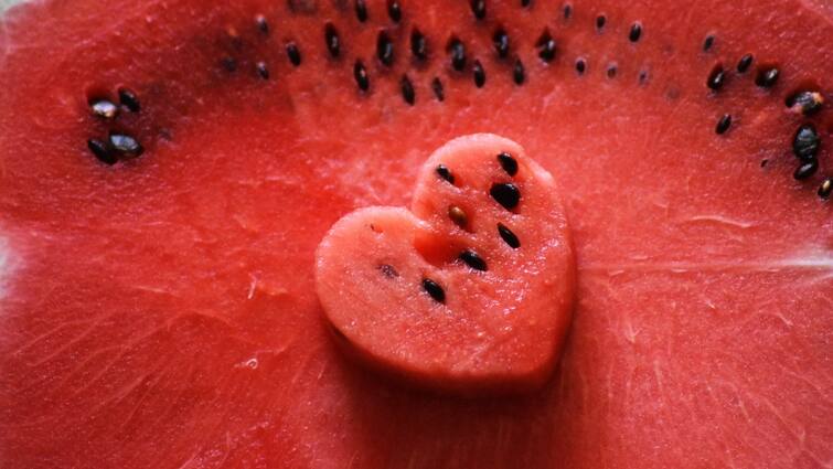 lifestyle health health tips watermelon with salt side effects in Gujarati Health Risk: 1 ભૂલ અને તરબૂચ બની શકે છે 'ઝેર', તેને ખાતાં જ બગડી શકે છે તબિયત!