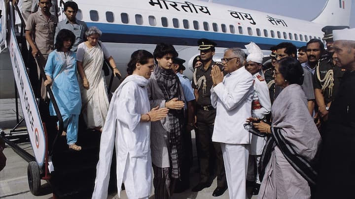 Sonia Gandhi, wife of former Prime Minister Rajiv Gandhi with Priyanka Gandhi meets R Venkatraman, Shankar Dayal Sharma and others at the airport after the assassination of her husband.(Image Source: Getty)