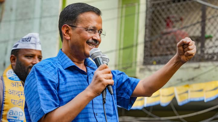 Arvind Kejriwal News: दिल्ली के मुख्यमंत्री अरविंद केजरीवाल ने कहा कि 'अच्छे दिन आने वाले हैं, मोदी जी जाने वाले हैं'. इतना ही नहीं उन्होंने अपनी पत्नी की तुलना 'झांसी की रानी' से की.