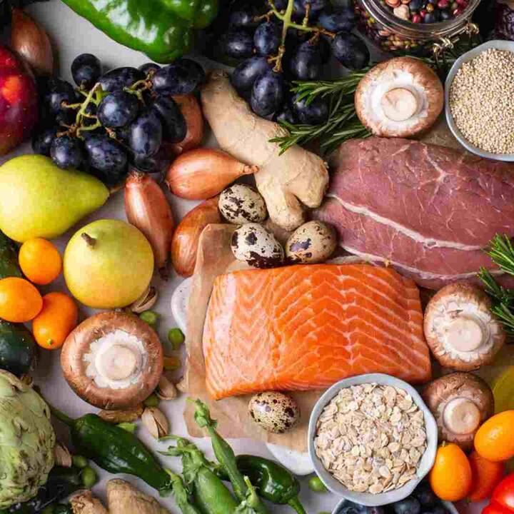 ਪਸੀਨੇ ਦੀ ਬਦਬੂ ਤੋਂ ਬਚਣ ਲਈ ਖਾਣ-ਪੀਣ ਦੀਆਂ ਸਹੀ ਆਦਤਾਂ ਦਾ ਪਾਲਣ ਕਰਨਾ ਜ਼ਰੂਰੀ ਹੈ। ਆਪਣੀ ਡਾਈਟ 'ਚ ਨਿੰਬੂ ਪਾਣੀ ਨੂੰ ਸ਼ਾਮਲ ਕਰੋ। ਇਹ ਪਸੀਨੇ 'ਚ ਬਦਬੂ ਪੈਦਾ ਕਰਨ ਵਾਲੇ ਬੈਕਟੀਰੀਆ ਨਾਲ ਲੜਨ 'ਚ ਮਦਦਗਾਰ ਹੈ। ਇਸ ਤੋਂ ਇਲਾਵਾ ਆਪਣੀ ਰੋਜ਼ਾਨਾ ਖੁਰਾਕ 'ਚ ਦਹੀਂ ਨੂੰ ਸ਼ਾਮਲ ਕਰੋ। ਇਹ ਦੋਵੇਂ ਚੀਜ਼ਾਂ ਤੁਹਾਡੀ ਸਿਹਤ ਨੂੰ ਵੀ ਠੀਕ ਰੱਖਦੀਆਂ ਹਨ। ਯੂਟੀਆਈ (ਯੂਰਿਨਰੀ ਟ੍ਰੈਕਟ ਇਨਫੈਕਸ਼ਨ) ਦੀ ਲਾਗ ਵਿੱਚ ਵੀ ਦਹੀਂ ਦਾ ਸੇਵਨ ਲਾਭਦਾਇਕ ਹੈ।