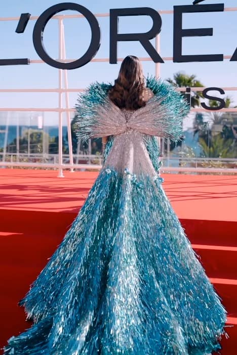 ਉਨ੍ਹਾਂ ਦੇ ਲੱਖਾਂ ਪ੍ਰਸ਼ੰਸਕ ਹਨ ਜੋ ਅਭਿਨੇਤਰੀ ਦੀ ਇੱਕ ਝਲਕ ਪਾਉਣ ਲਈ ਬੇਤਾਬ ਰਹਿੰਦੇ ਹਨ। ਇਸ ਸਭ ਦੇ ਵਿਚਕਾਰ ਐਸ਼ਵਰਿਆ ਨੂੰ ਹਾਲ ਹੀ 'ਚ 77ਵੇਂ ਕਾਨਸ ਫਿਲਮ ਫੈਸਟੀਵਲ ਦੇ ਰੈੱਡ ਕਾਰਪੇਟ 'ਤੇ ਦੇਖਿਆ ਗਿਆ।