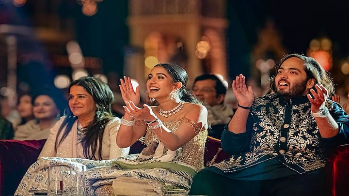 गुजरात के जामनगर में दोनों के पहले प्री-वेडिंग फंक्शन का आयोजन किया गया था जिसमें देश और दुनिया की कई नामचीन हस्तियों जैसे बिल गेट्स, मार्क जुकरबर्ग, तीनों खान आदि ने शिरकत की थी.