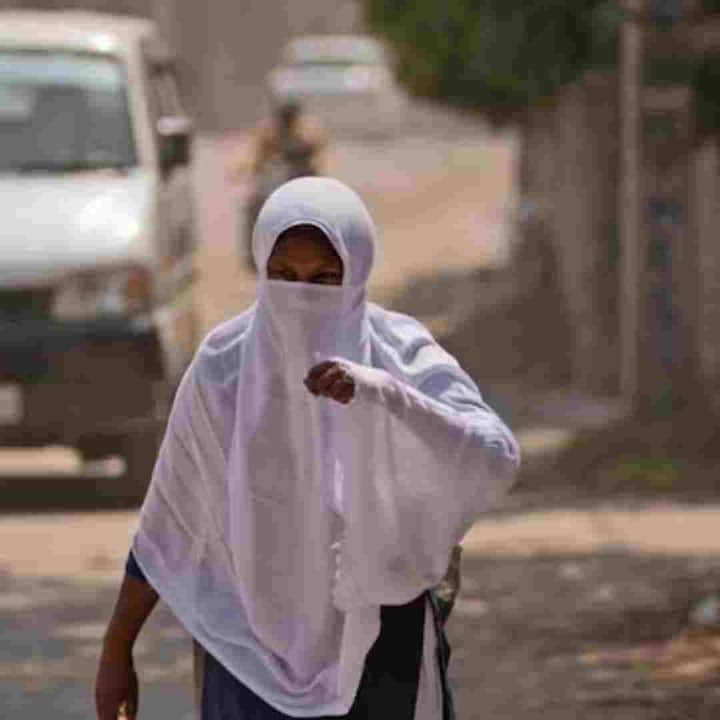 ਮੌਸਮ ਦੇ ਵਧਦੇ ਤਾਪਮਾਨ ਨੂੰ ਧਿਆਨ ਵਿੱਚ ਰੱਖਦੇ ਹੋਏ, ਧੁੱਪ ਵਿੱਚ ਘਰ ਦੇ ਅੰਦਰ ਹੀ ਰਹਿਣ ਦੀ ਕੋਸ਼ਿਸ਼ ਕਰੋ ਅਤੇ ਜੇਕਰ ਤੁਸੀਂ ਕਿਤੇ ਜਾ ਰਹੇ ਹੋ ਤਾਂ ਵੀ ਛੱਤਰੀ ਅਤੇ ਟੋਪੀ ਵਰਗੀਆਂ ਚੀਜ਼ਾਂ ਆਪਣੇ ਨਾਲ ਰੱਖੋ। ਇਸ ਸਮੇਂ ਦੌਰਾਨ, ਸੂਰਜ ਤੋਂ ਘਰ ਵਾਪਸ ਆਉਣ ਤੋਂ ਬਾਅਦ, ਕੁਝ ਗੱਲਾਂ ਦਾ ਧਿਆਨ ਰੱਖਣਾ ਜ਼ਰੂਰੀ ਹੈ, ਨਹੀਂ ਤਾਂ ਤੁਹਾਡੀ ਸਿਹਤ 'ਤੇ ਬੁਰਾ ਅਸਰ ਪੈ ਸਕਦਾ ਹੈ।