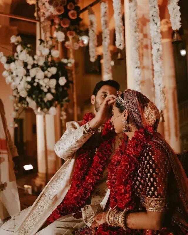 भाई-बहन जल्द ही विवाह के उम्र के होने वाले हैं- बहुत से माता-पिता बच्चों पर शादी करने का दबाव इसलिए भी डालते हैं ताकि उनके बाद उनके भाई-बहन भी शादी कर सकें. हालाँकि, इस बारे में सोचें, यह किसी के शादी करने के सबसे खराब कारणों में से एक है. आखिरकार हर व्यक्ति को यह चुनने का अधिकार है कि वह कब शादी करना चाहता है और किससे शादी करना चाहता है.
