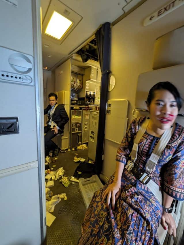 એર ટર્બુલેંસમાં, પ્લેનમાં બેઠેલા મુસાફરો નાના આંચકાથી લઈને મજબૂત અને લાંબા સમય સુધીના આંચકા સુધી કંઈપણ અનુભવી શકે છે અને ક્યારેક ઈજા પણ થઈ શકે છે.