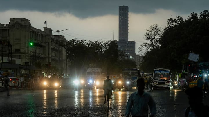 আবহাওয়া দফতর জানাচ্ছে, দক্ষিণ-পশ্চিম মৌসুমি বায়ু গত ২৪ ঘন্টা একই জায়গায় অবস্থান করেছে। নিকোবর দ্বীপপুঞ্জ দক্ষিণ-পূর্ব বঙ্গোপসাগর এবং দক্ষিণ আন্দামানসাগরে নির্ধারিত সময়ের তিন দিন আগেই গতকাল ঢুকে পড়েছে। আজও ওই এলাকাতেই অবস্থান করছে আগামী দু-তিন দিনের মধ্যে এর অগ্রগতি হবে বলে জানিয়েছে হাওয়া অফিস।
