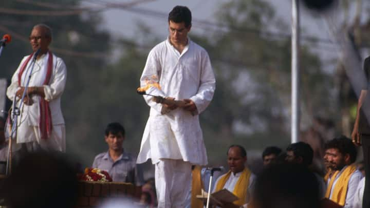 Rahul Gandhi holding a torch near his father's pyre while performing the last rites at his funeral.(Image Source: Getty)