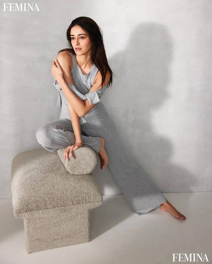 पण ब्रेकअपच्या बातम्यांदरम्यान अनन्या पांडेने तिच्या लेटेस्ट लूकने चाहत्यांच्या मनात खळबळ उडवून दिली आहे.