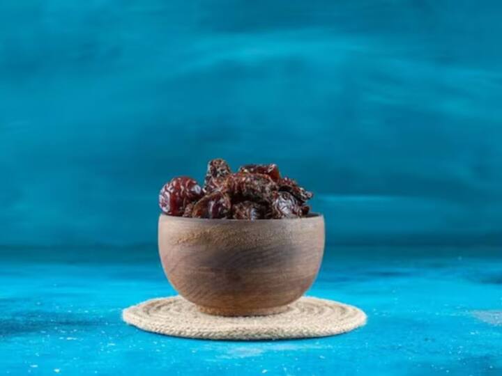 ਕਿਸ਼ਮਿਸ਼ ਅਤੇ ਪਾਣੀ ਦੋਵਾਂ ਇੰਨੀ ਮਾਤਰਾ ਵਿੱਚ ਰੱਖੋ ਕਿ ਕਿਸ਼ਮਿਸ਼ ਪਾਣੀ ਵਿਚ ਚੰਗੀ ਤਰ੍ਹਾਂ ਭਿੱਜ ਜਾਵੇ। ਸ਼ੀਸ਼ੀ ਜਾਂ ਕੰਟੇਨਰ ਨੂੰ ਢੱਕਣ ਨਾਲ ਕੱਸ ਕੇ ਬੰਦ ਕਰੋ ਅਤੇ ਇਸ ਨੂੰ ਪੂਰੀ ਰਾਤ ਯਾਨੀ 8 ਘੰਟੇ ਲਈ ਛੱਡ ਦਿਓ।