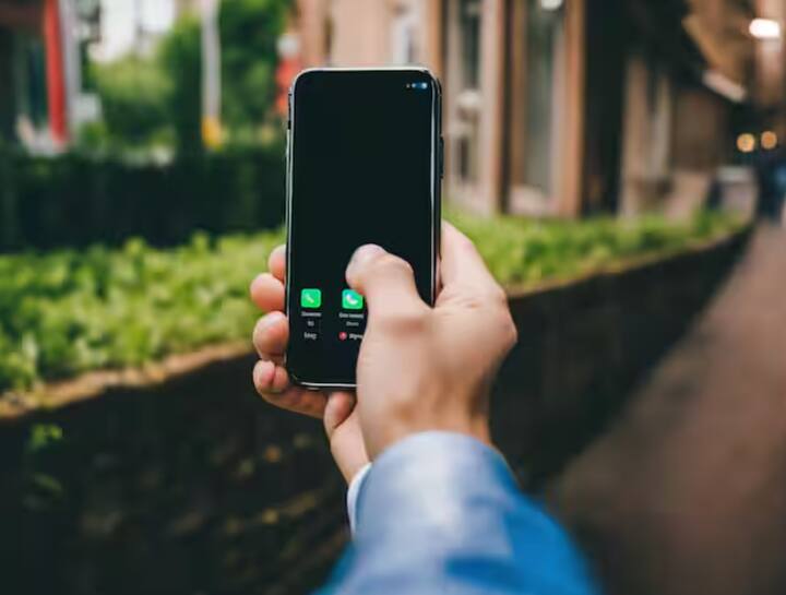 ਮੋਬਾਈਲ ਨੂੰ ਚਾਰਜ ਕਰਦੇ ਸਮੇਂ ਮੋਬਾਈਲ ਦੇ ਉੱਪਰ ਕੋਈ ਵੀ ਚੀਜ਼ ਜਿਵੇਂ ਗੱਦਾ, ਸਿਰਹਾਣਾ ਨਾ ਰੱਖੋ। ਸੌਂਦੇ ਸਮੇਂ ਵੀ ਅਜਿਹਾ ਨਾ ਕਰੋ ਕਿਉਂਕਿ ਜੇਕਰ ਕਿਸੇ ਕਾਰਨ ਮੋਬਾਈਲ ਗਰਮ ਹੋ ਜਾਂਦਾ ਹੈ ਤਾਂ ਮੋਬਾਈਲ ਦੀ ਬੈਟਰੀ ਖਰਾਬ ਹੋਣ ਜਾਂ ਧਮਾਕੇ ਹੋਣ ਦੀ ਸੰਭਾਵਨਾ ਵੱਧ ਜਾਂਦੀ ਹੈ।