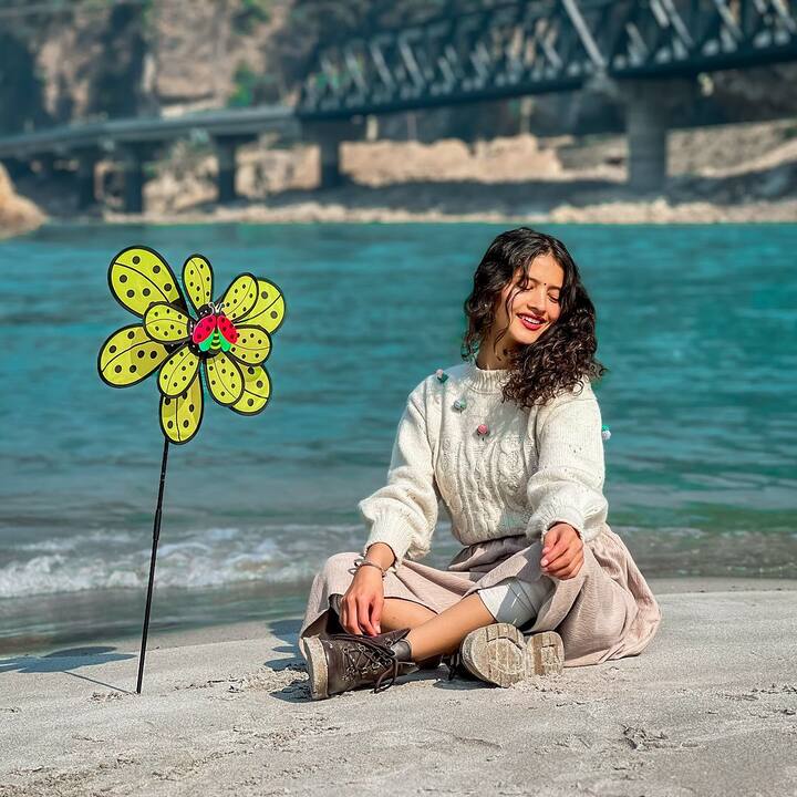 आरती चौधरी - श्रीनगर गढ़वाल की रहने वाली आरती चौधरी  के यूट्यूब पर चार लाख स्बस्क्राइबर्स हैं. इंस्टाग्राम पर भी उन्हें एक मिलियन से ज्यादा लोग फॉलो करते हैं. आरती अपने शानदार डांस को क्यूट आवाज की वजह से फैन्स के बीच लोकप्रिय हैं. कई ब्रांड्स और ऐड से आरती हर महीने लाखों की कमाई करती हैं.