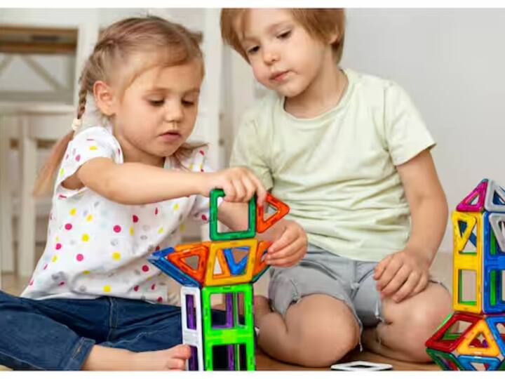 ਦੂਜੇ ਬੱਚਿਆਂ ਨਾਲ ਘੁਲਣਾ ਮਿਲਣਾ: ਪਲੇ ਸਕੂਲ ਵਿੱਚ, ਬੱਚੇ ਦੂਜਿਆਂ ਨਾਲ ਖੇਡਣਾ ਅਤੇ ਮਿਲਣਾ ਸਿੱਖਦੇ ਹਨ। ਇਹ ਉਨ੍ਹਾਂ ਦੇ ਸਮਾਜਿਕ ਵਿਕਾਸ ਲਈ ਚੰਗਾ ਹੈ।