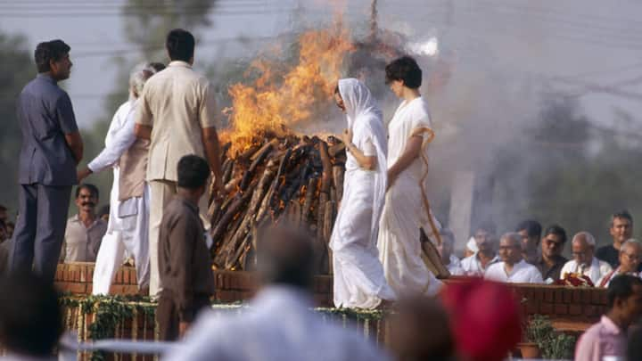 Sonia Gandhi with her daughter, Priyanka, beside the funeral pyre of her husband, Rajiv Gandhi.(Image Source: Getty)