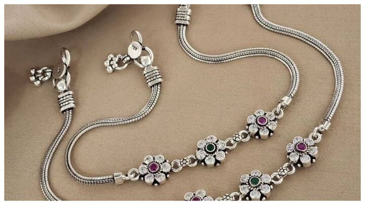 पानी उबालें: सबसे पहले एक छोटे बर्तन में एक कप पानी डालें और इसे चूल्हे पर गर्म करें.