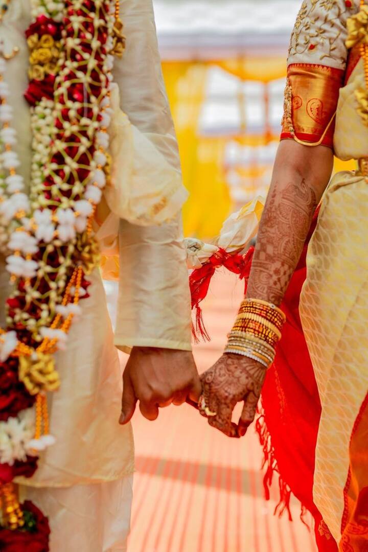 लगने लगे कि उन्हें इससे बेहतर साथी दोबारा नहीं मिलेगा- बहुत से लोगों के साथ ऐसा होता है कि उन्हें एक अच्छा साथी मिल जाता है और उनके माता-पिता उन्हें यह विश्वास दिलाते हैं कि उन्हें इससे अच्छा साथी दोबारा नहीं मिलेगा. उनमें से कुछ लोग इस तर्क को स्वीकार कर लेते हैं और यह सोचकर उस व्यक्ति से शादी कर लेते हैं कि यह एक अच्छा निर्णय साबित होगा. हालांकि, किसी को तभी शादी करनी चाहिए जब वे मानसिक रूप से तैयार हों.