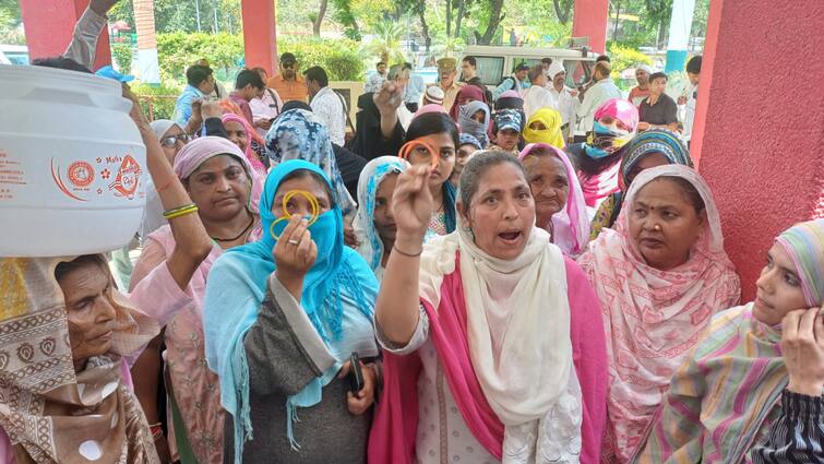 Aligarh drinking water crisis people protested in front of Muncipal corporation office ann Aligarh News: पानी की किल्लत से जूझ रहा अलीगढ़, महिलाओं ने चूड़ियां दिखाकर किया विरोध प्रदर्शन