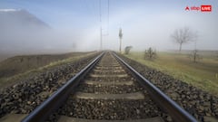 Viral News: स्कूली बच्चों ने क्लासरूम में बना ली रेलवे क्रॉसिंग, बताया किन बातों का रखना चाहिए खयाल