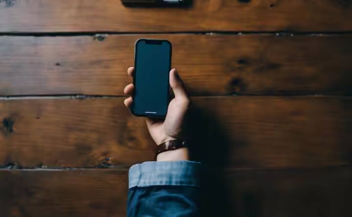 ਦੂਜਾ ਕਦਮ ਜਿਸ ਦੀ ਤੁਸੀਂ ਪਾਲਣਾ ਕਰ ਸਕਦੇ ਹੋ ਉਹ ਹੈ ਫ਼ੋਨ ਨੂੰ ਪਲੱਗ ਇਨ ਕਰਕੇ ਲੰਬੇ ਸਮੇਂ ਲਈ ਕਦੇ ਵੀ ਚਾਰਜ ਨਾ ਕਰੋ। ਇਸ ਕਾਰਨ ਬੈਟਰੀ ਬਹੁਤ ਜ਼ਿਆਦਾ ਗਰਮ ਹੋ ਜਾਂਦੀ ਹੈ ਜਿਸ ਕਾਰਨ ਇਸ ਦੇ ਫਟਣ ਦੀ ਸੰਭਾਵਨਾ ਰਹਿੰਦੀ ਹੈ। ਇੱਕ ਵਾਰ ਫ਼ੋਨ ਪੂਰੀ ਤਰ੍ਹਾਂ ਚਾਰਜ ਹੋ ਜਾਣ 'ਤੇ, ਓਵਰਚਾਰਜਿੰਗ ਤੋਂ ਬਚਣ ਲਈ ਇਸਨੂੰ ਅਨਪਲੱਗ ਕਰੋ।