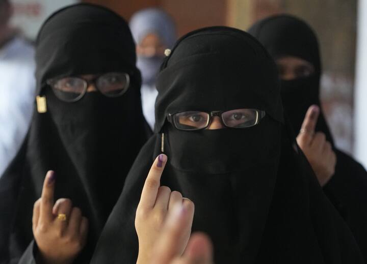 वोटिंग के दौरान आपने पोलिंग एजेंट्स को जरूर देखा होगा, जो आपको कई बार वोटिंग पर्ची भी देते हैं.