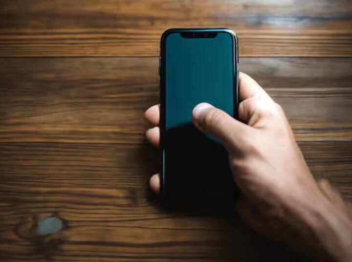 ਇਸ ਤੋਂ ਇਲਾਵਾ, ਤੀਜੀ ਚੀਜ਼ ਜੋ ਤੁਸੀਂ ਕਰ ਸਕਦੇ ਹੋ ਉਹ ਹੈ ਆਪਣੇ ਫ਼ੋਨ ਨੂੰ ਸਿੱਧੀ ਧੁੱਪ ਜਾਂ ਬਹੁਤ ਜ਼ਿਆਦਾ ਗਰਮੀ ਦੇ ਸੰਪਰਕ ਵਿੱਚ ਆਉਣ ਤੋਂ ਬਚੋ, ਕਿਉਂਕਿ ਇਸ ਨਾਲ ਬੈਟਰੀ ਜ਼ਿਆਦਾ ਗਰਮ ਹੋ ਸਕਦੀ ਹੈ। ਆਪਣੇ ਫ਼ੋਨ ਦੇ ਨਾਲ ਕੋਮਲ ਰਹੋ ਅਤੇ ਇਸਨੂੰ ਅਕਸਰ ਛੱਡਣ ਤੋਂ ਬਚੋ। ਜੇਕਰ ਫ਼ੋਨ ਦੀ ਸਕਰੀਨ ਟੁੱਟ ਜਾਂਦੀ ਹੈ, ਤਾਂ ਇਸਨੂੰ ਤੁਰੰਤ ਮੁਰੰਮਤ ਲਈ ਭੇਜੋ।