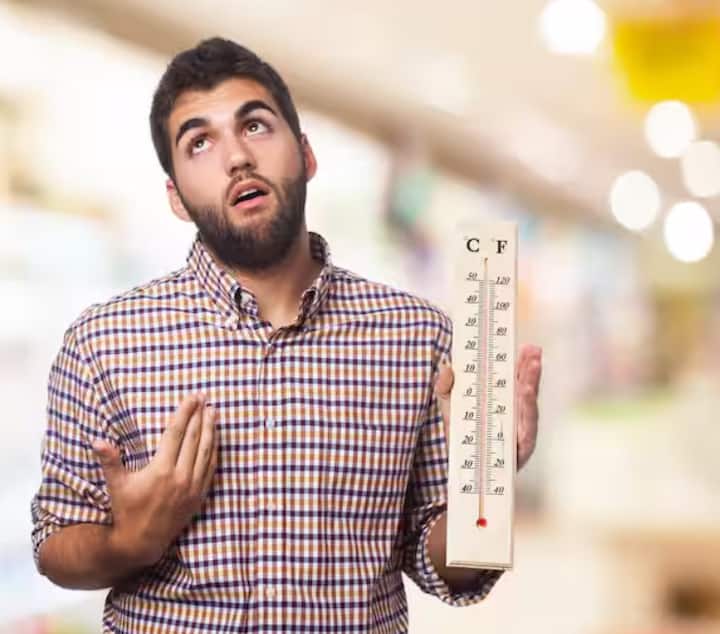 ਗਰਮੀ ਦੇ ਇਸ ਮੌਸਮ ਵਿੱਚ ਚੰਗੀ ਸਿਹਤ ਬਣਾਈ ਰੱਖਣ ਲਈ ਜ਼ਰੂਰੀ ਹੈ ਕਿ ਤੁਸੀਂ ਆਪਣੀ ਖੁਰਾਕ ਵਿੱਚ ਅਜਿਹੀਆਂ ਚੀਜ਼ਾਂ ਨੂੰ ਸ਼ਾਮਲ ਕਰੋ ਜਿਸ ਨਾਲ ਤੁਹਾਡੇ ਸਰੀਰ ਵਿੱਚ ਪਾਣੀ ਦੀ ਕਮੀ ਨਾ ਹੋਵੇ ਅਤੇ ਤੁਹਾਡੇ ਸਰੀਰ ਨੂੰ ਹੀਟ ਸਟ੍ਰੋਕ ਤੋਂ ਬਚਾਇਆ ਜਾ ਸਕੇ। ਅੱਜ ਅਸੀਂ ਕੁਝ ਅਜਿਹੀਆਂ ਹੀ ਠੰਡਾ ਕਰਨ ਵਾਲੀਆਂ ਚੀਜ਼ਾਂ ਬਾਰੇ ਦੱਸਦੇ ਹਾਂ, ਜਿਨ੍ਹਾਂ ਨੂੰ ਖਾਣ ਨਾਲ ਤੁਸੀਂ ਗਰਮੀ ਦਾ ਸ਼ਿਕਾਰ ਹੋਣ ਤੋਂ ਬਚ ਸਕੋਗੇ।