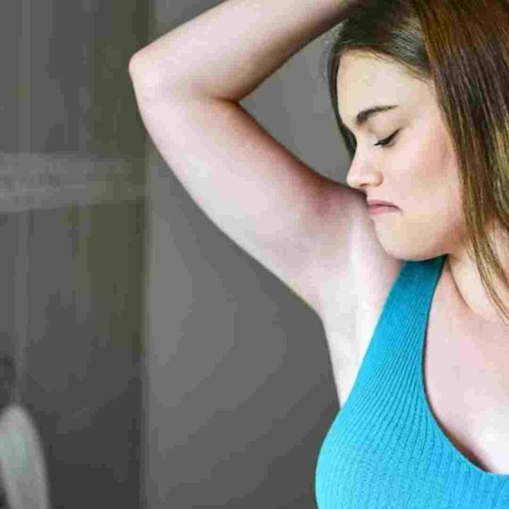 ਸਰੀਰ ਤੋਂ ਆਉਣ ਵਾਲੀ ਪਸੀਨੇ ਦੀ ਬਦਬੂ ਤੁਹਾਨੂੰ ਦੋਸਤਾਂ, ਸਾਥੀਆਂ ਜਾਂ ਦਫਤਰ ਦੇ ਸਹਿਕਰਮੀਆਂ ਦੇ ਸਾਹਮਣੇ ਸ਼ਰਮਿੰਦਾ ਕਰ ਸਕਦੀ ਹੈ। ਜੇਕਰ ਤੁਹਾਨੂੰ ਗਰਮੀਆਂ 'ਚ ਬਹੁਤ ਜ਼ਿਆਦਾ ਪਸੀਨਾ ਆਉਂਦਾ ਹੈ ਅਤੇ ਇਸ ਕਾਰਨ ਤੁਹਾਡੇ ਸਰੀਰ 'ਚੋਂ ਬਦਬੂ ਆਉਣ ਲੱਗਦੀ ਹੈ ਤਾਂ ਤੁਸੀਂ ਕੁਝ ਆਸਾਨ ਨੁਸਖੇ ਅਪਣਾ ਕੇ ਇਸ ਸਮੱਸਿਆ ਤੋਂ ਛੁਟਕਾਰਾ ਪਾ ਸਕਦੇ ਹੋ।