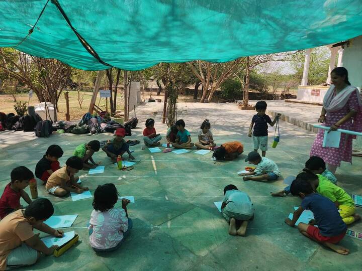 स्कूल के बारे में बताए तो इसका नाम विद्या फॉरेस्ट स्कूल है. यहां 5 से 7 बच्चों पर एक टीचर लगाया गया है.