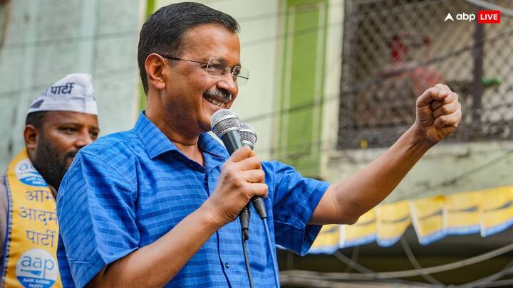 चुनावी सर्वे का हवाला देते हुए दिल्ली के मुख्यमंत्री अरविंद केजरीवाल ने आगे दावा किया कि इस बार के आम चुनाव में विपक्ष के इंडिया गठबंधन की सरकार बनने जा रही है.