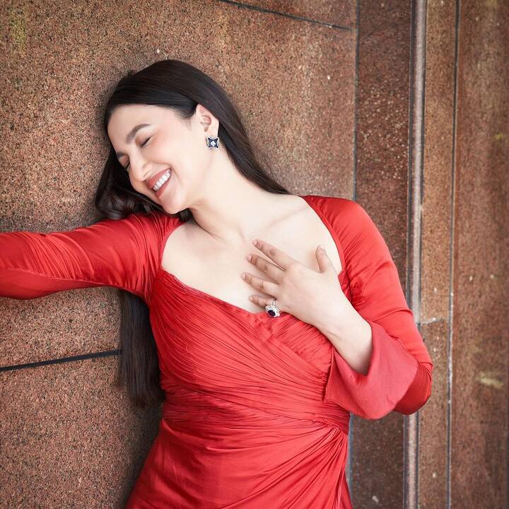 एक्ट्रेस गौहर खान भी अपना वोट डालने एक पोलिंग बूथ पर पहुंचीं, लेकिन उन्हें वापस भेज दिया गया. क्योंकि उनका नाम वहां की वोटर लिस्ट में नहीं था.