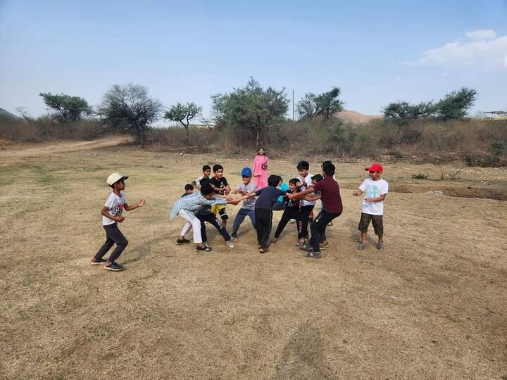 इसके अलावा बच्चों को ऐसे पारंपरिक गेम खिलाए जाते हैं जो कई वर्षों पहले होते थे लेकिन आज नहीं खेले जाते है.