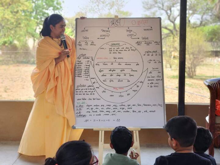 इसमें बच्चों हिन्दू धर्म का मतलब क्या है, इसके कोड ऑफ कंडक्ट, प्रमुख सिद्धांत, प्रमुख तीर्थ स्थल, ग्रंथ, देवी देवता, भारत में हिंदू धर्म का इतिहास, हिन्दू धर्म के अनुसार कर्तव्य आदि के बारे में बताया जाता है.