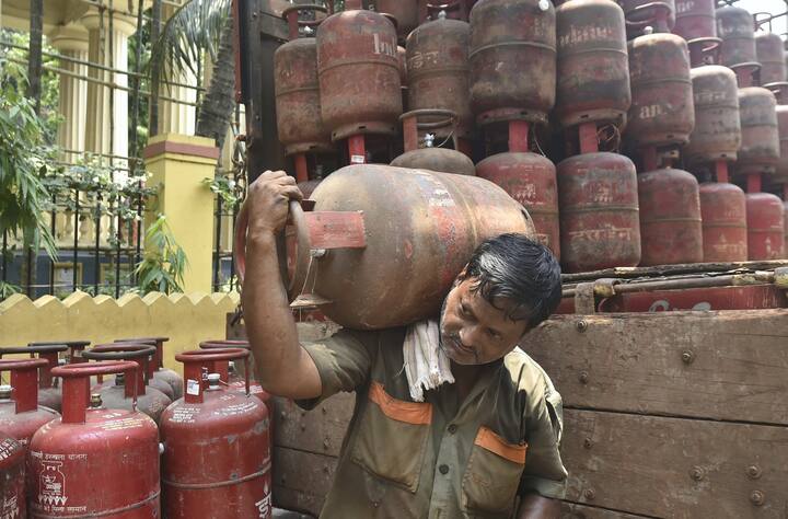 सिलेंडर की सील टूटी हुई मिलती है, तो आप इसका इस्तेमाल नहीं करें और तुरंत गैस एजेंसी से संपर्क करें.
