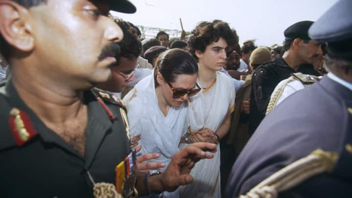 Sonia Gandhi and her daughter Priyanka also walked among the crowd during the funeral procession. (Image Source: Getty)