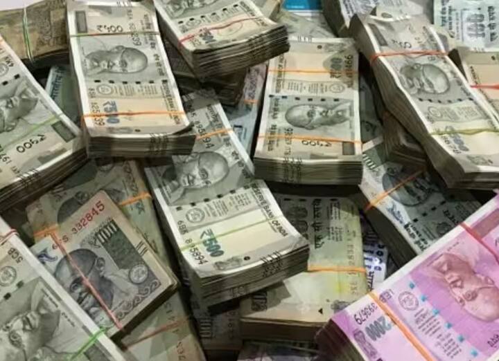 ज्या कुटुंबात अगोदरपासूनच पीएम शेतकरी सन्मान निधी योजनाचा एक लाभार्थी आहे, त्या कुटंबातील दुसऱ्या व्यक्तीचा अर्ज फेटाळण्यात येतो. या योजनेसाठी अर्ज करायचा असेल तर अर्जदाराला 01-02-2019 रोजी अठरा वर्षे पूर्ण झालेली असायला हवीत. तसे नसेल तर या योजनेचा अर्जदाराला लाभ मिळत नाही.