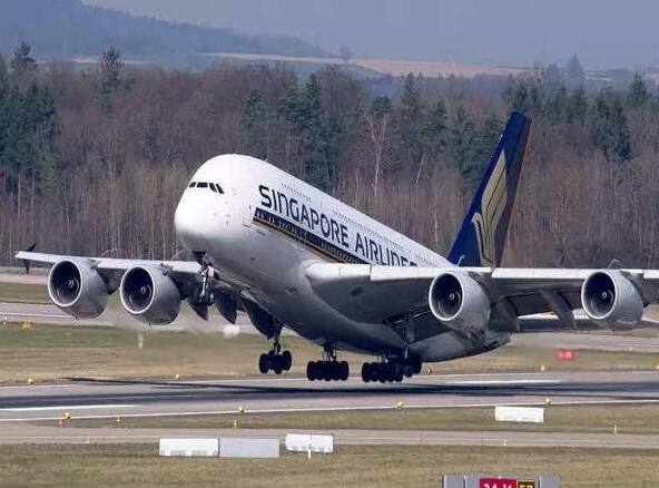 રોઇટર્સના અહેવાલ મુજબ, સિંગાપોર એરલાઇન્સના અધિકારીઓએ જણાવ્યું હતું કે સિંગાપોર એરલાઇન્સની ફ્લાઇટ SQ321 હીથ્રો એરપોર્ટથી સિંગાપોર જઇ રહી હતી ત્યારે તેને ઇન-ફ્લાઇટ ટર્બુલેંસનો સામનો કરવો પડ્યો હતો.