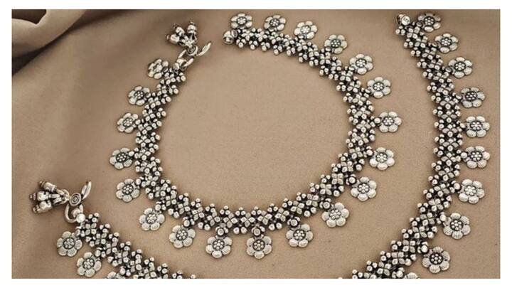 चांदी की पायल को साफ करने के लिए, आपको एक कप पानी, आधा चम्मच चाय पत्ती और आधा चम्मच वॉशिंग पाउडर की जरूरत होगी.