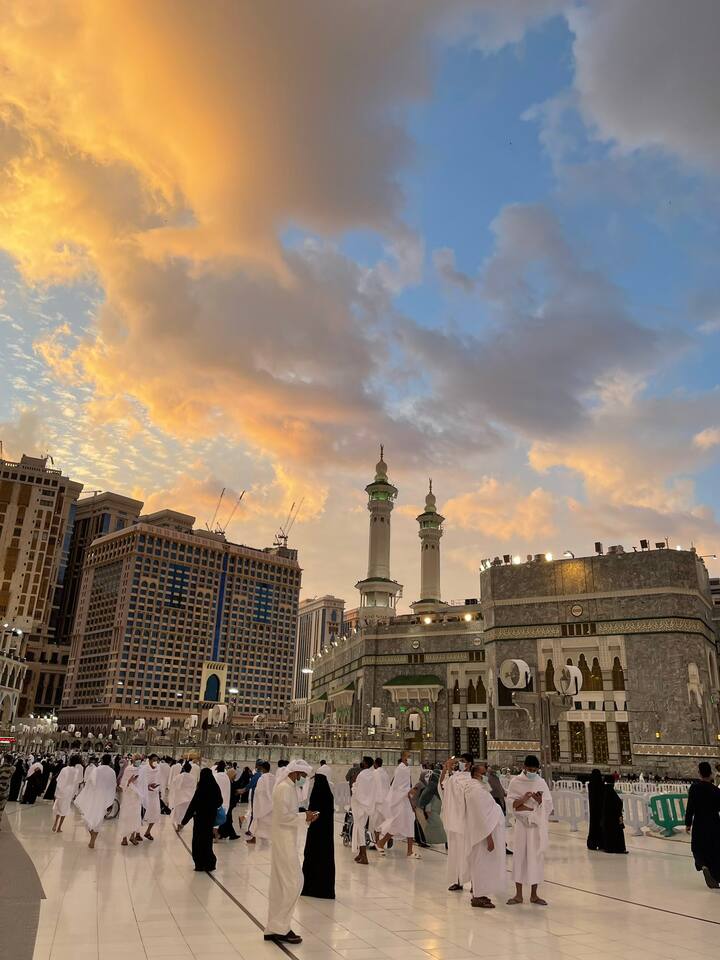 इस दौरान पुरुष सफेद, निर्बाध, दो-पीस परिधान पहनते हैं, जबकि महिलाएं लंबे वस्त्र पहनती हैं. एहराम की स्थिति में कई नियम होते हैं जिनका पालन करना आवश्यक होता है.