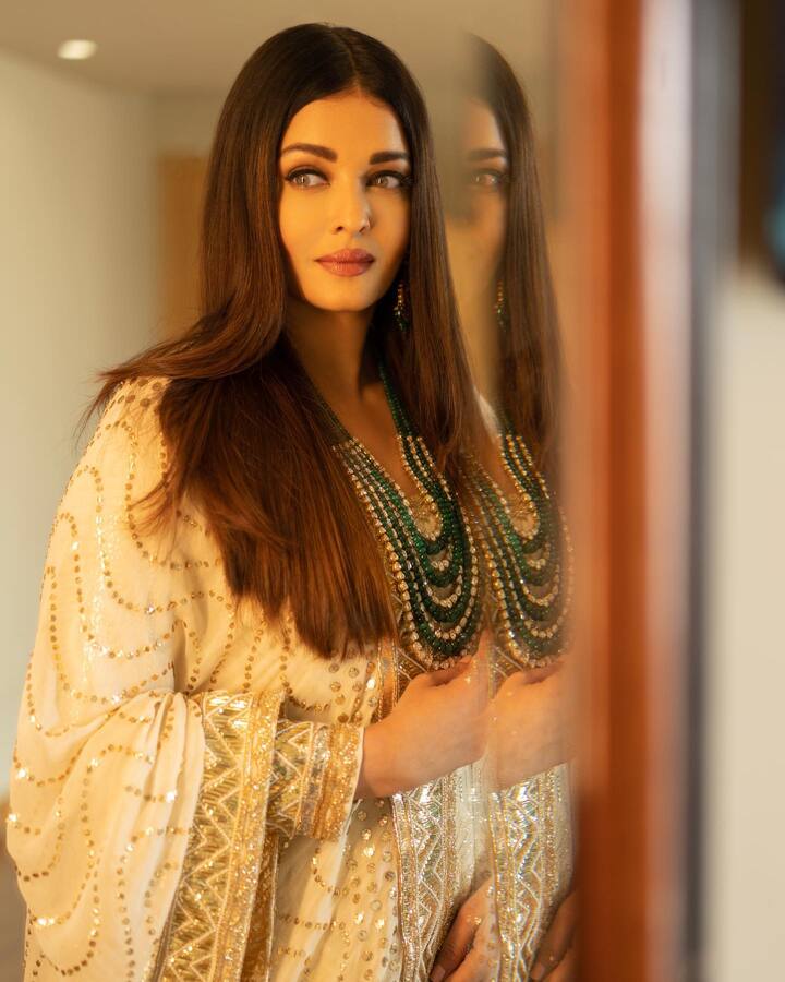 कान्समधील ऐश्वर्याचे दोन दिवसातील लूक समोर आले आहेत. ऐश्वर्याचे दोन्ही लूक चाहत्यांच्या पसंतीस उतरले आहेत.
