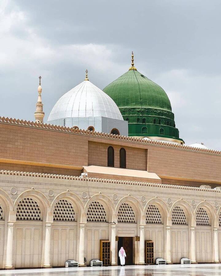 इस शब्द का प्रयोग अक्सर राज्य को संदर्भित करने के लिए भी किया जाता है जिसमें एक उपासक दिन में पांच बार सलात करने के लिए होना चाहिए.